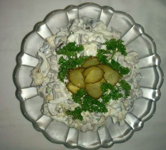Необычный салат с груздями и солеными огурцами
