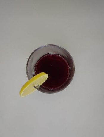 Ароматный гельголландский грог на основе вина и рома с лимоном