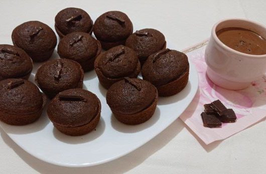 Шоколадные капкейки с сахарной пудрой – пошаговый рецепт