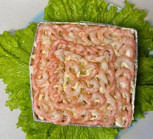 Салат с красной рыбой и креветками – пошаговый рецепт