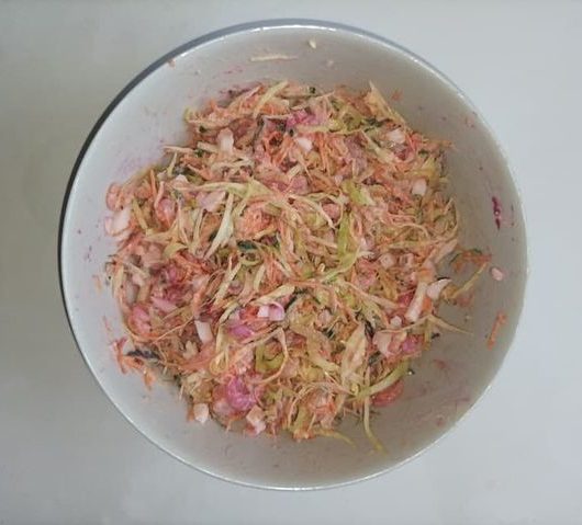 Аппетитный салат с креветками и капустой – пошаговый рецепт