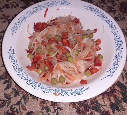 Салат из квашеной капусты с красным перцем и горошком – пошаговый рецепт