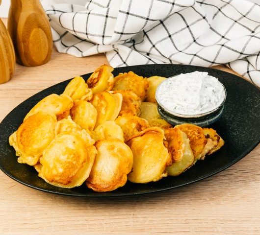 Картофель в кляре со сметанным соусом – пошаговый рецепт