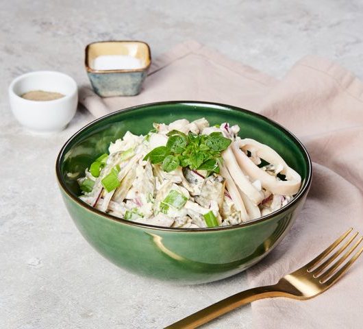 Салат с кальмаром и маринованными огурцами – пошаговый рецепт