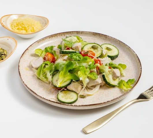 Салат с курицей и свежими овощами – пошаговый рецепт