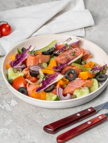 Греческий салат с семгой и каперсами – пошаговый рецепт